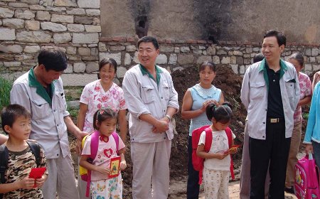 支部與貧困學(xué)生寫對(duì)子幫扶